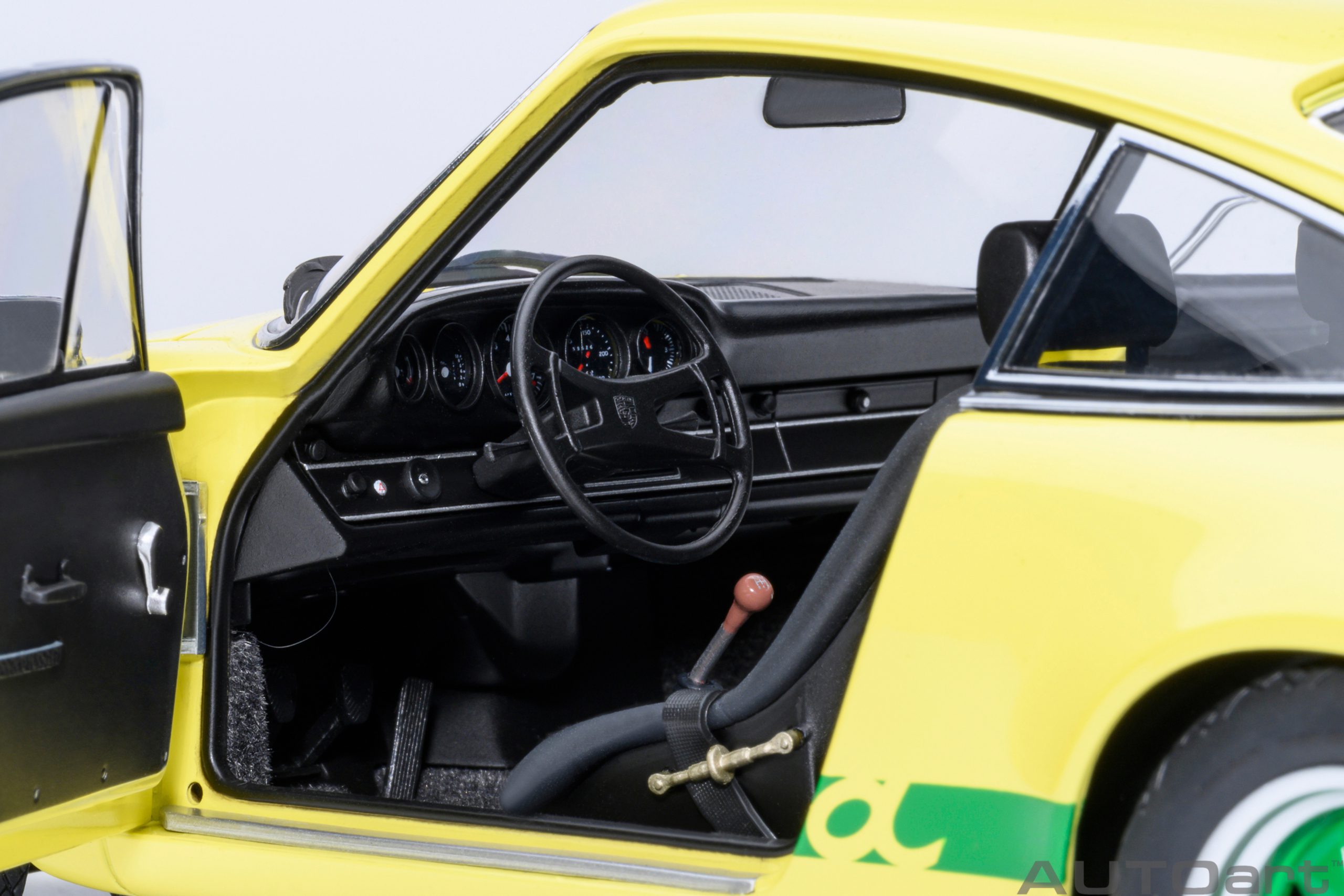 autoart-78033-4-Porsche-911-Carrera-RS-2-7-light-yellow-green-stripes-RS-Sitze-Rändelschraube