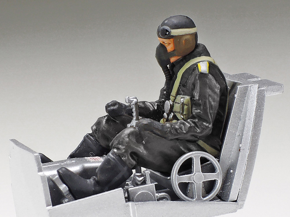 Tamiya-61128-7-Messerschmitt-Bf109-G-6-late-production-Plastikmodellbausatz-Pilotenfigur