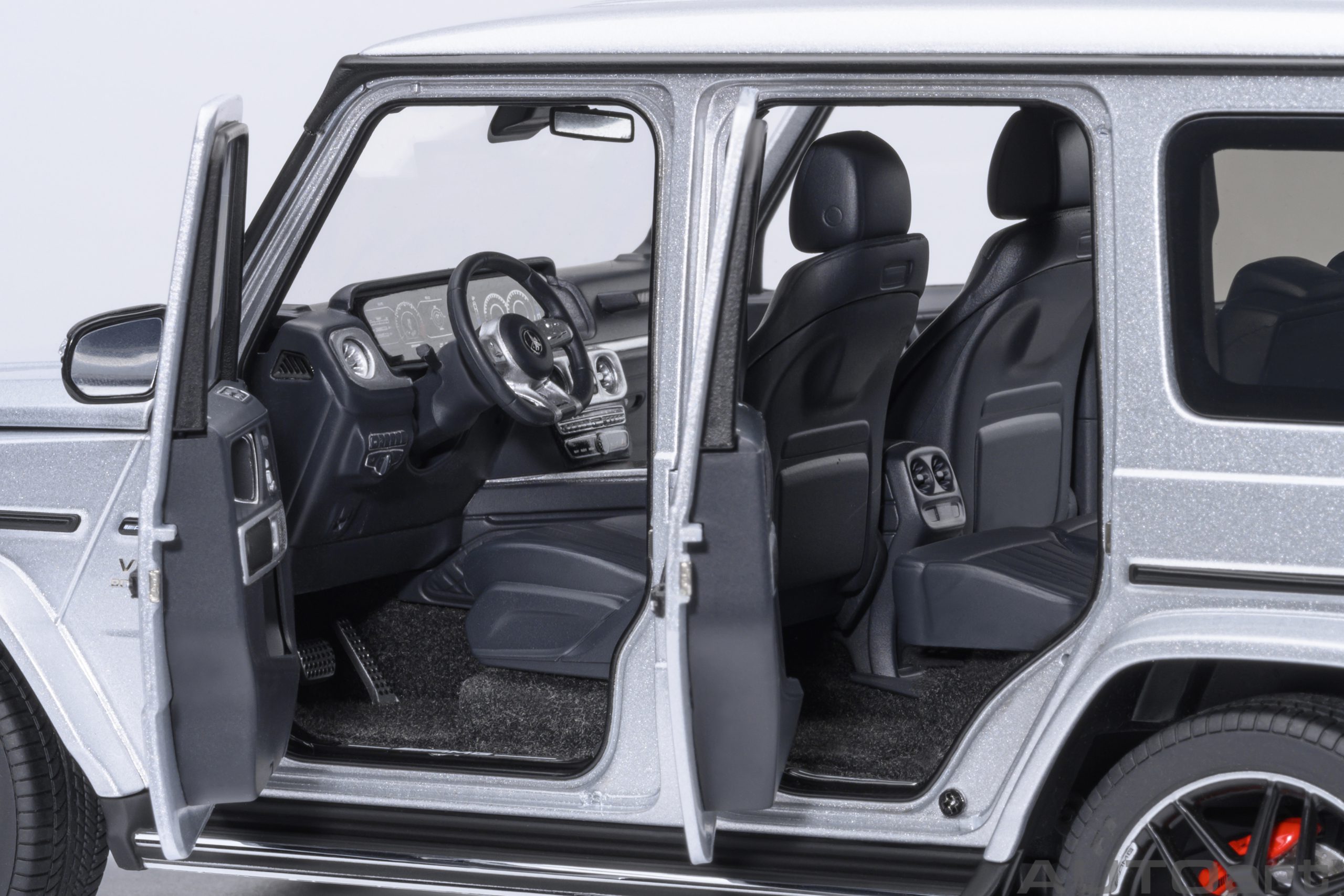 autoart-76358-3-Mercedes-AMG-G-63-iridium-silber-metallic-Einstiegsleisten autoart-76358-3-Mercedes-AMG-G-63-iridium-silber-metallic-Einstiegsleisten