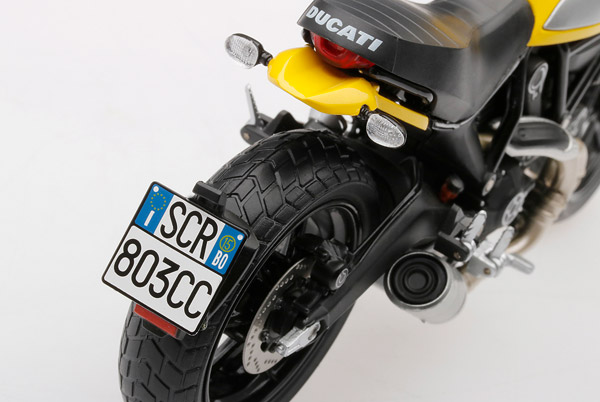 true-scale-miniatures-TSMMMC0003-5-Ducati-Scrambler-Icon-62-gelb-Retrobike