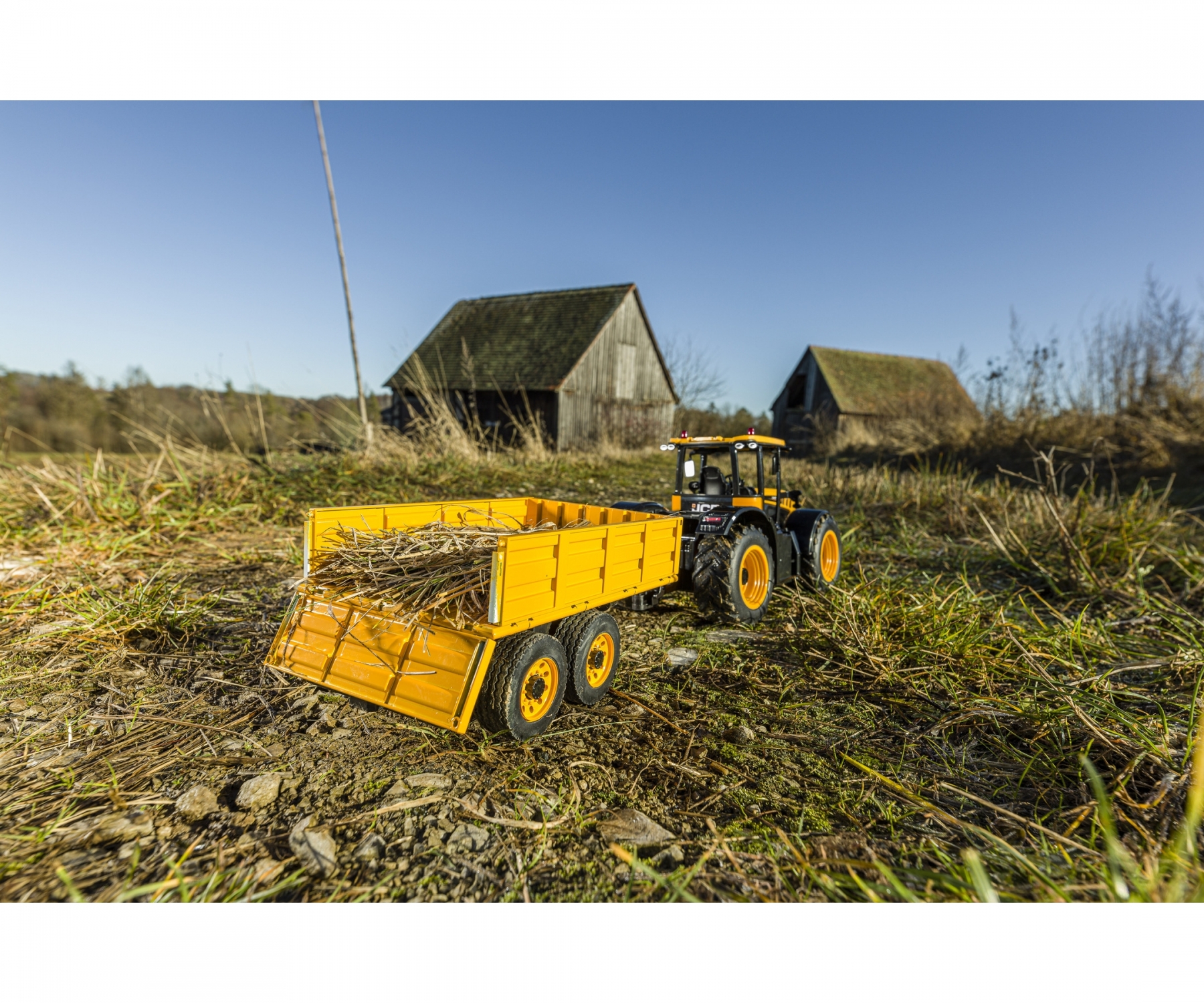 carson-500907654-3-RC-Traktor-JCB-Fastrac-mit-landwirtschaftlichem-Anhänger-ferngesteuert-Trecker-mit-Hänger-zum-Spielen