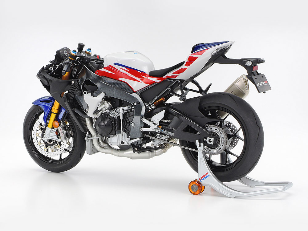 tamiya-14141-2-Honda-30th-Anniversary-Fireblade-SP-CBR1000RR-R-Superbike