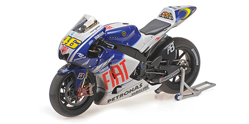 minichamps-122093246-1-Valentino-Rossi-Yamaha-YZR-M1-FIAT-7th-World-Champion-title