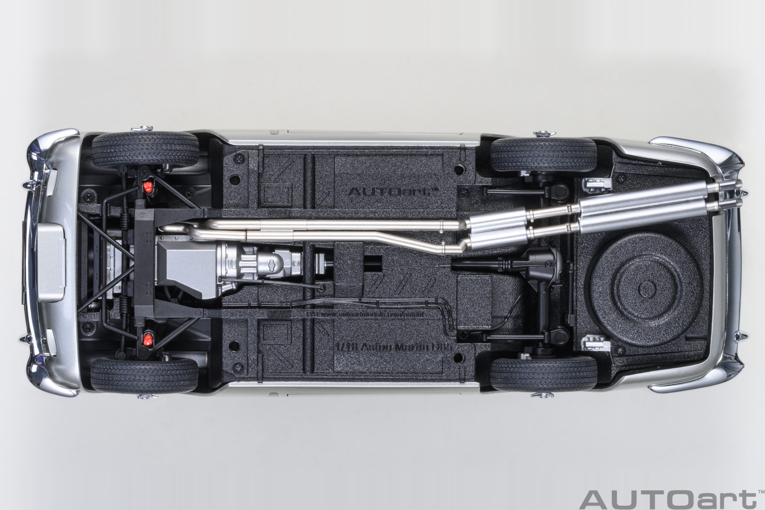 autoart-70287-6-Aston-Martin-DB5-birch-silver-Auspuffanlage