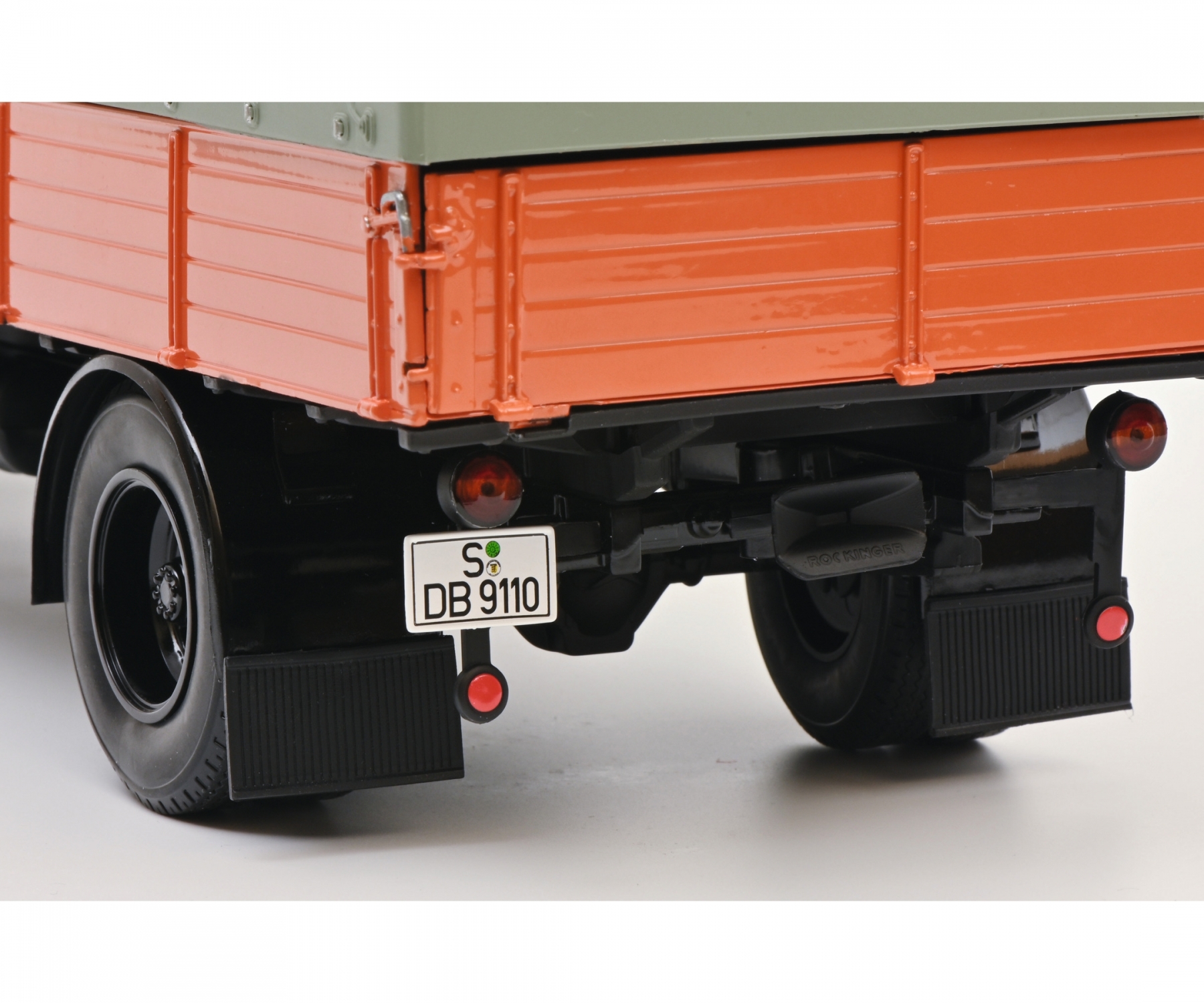 schuco-450044700-7-Mercedes-Benz-L911-Pritsche-Plane-LKW-orange-rot-MHI-Märklin-Händler-Initiative-Rückleuchten schuco-450044700-7-Mercedes-Benz-L911-Pritsche-Plane-LKW-orange-rot-MHI-Märklin-Händler-Initiative-Rückleuchten
