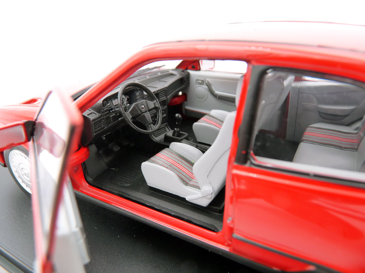 whitebox-WB124164-O-3-Opel-Kadett-E-GSi-rot-Cockpit